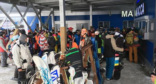 Очередь к кассе курорта "Эльбрус" в первый день горнолыжного сезона 2017-2018. 5 ноября 2017 года, курорт "Эльбрус". Фото: http://resort-elbrus.ru/files/images/photo-for-articles/season_20172018%20(1).JPG