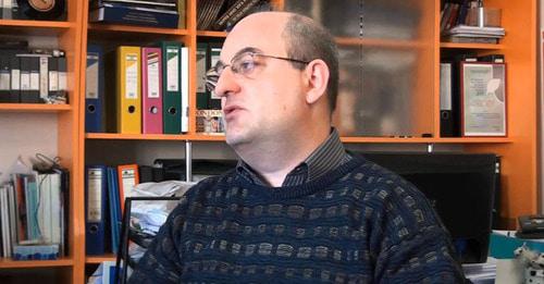 Политтехнолог Армен Бадалян. Кадр из видео пользователя 
RegionCenterArmenia
 https://www.youtube.com/watch?v=meVeIS9rOx0