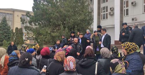 Участники акции протеста с требованием выплатить средства, перечисленные правительством Дагестана. Махачкала, 9 ноября 2017 г. Фото https://www.riadagestan.ru/