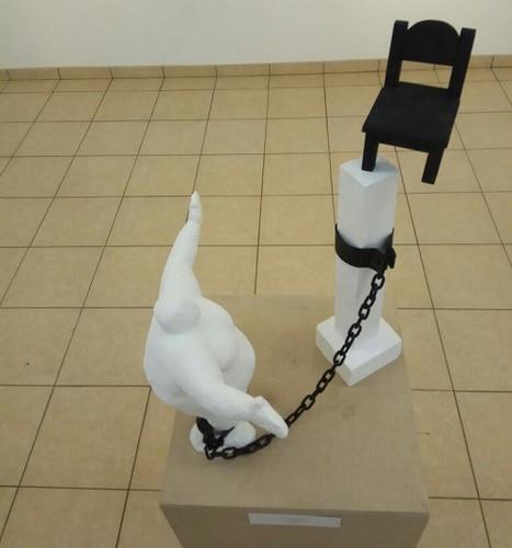 Скульптура Хасана Шеожева "Хватит" на выставке "Стул в искусстве". Фото предоставлено "Кавказскому узлу" Татьяной Вагановой. 