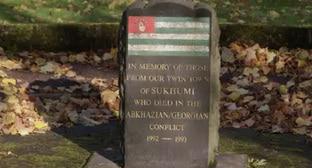 Власти и жители Абхазии потребовали сохранить памятник в шотландском Килмарноке
