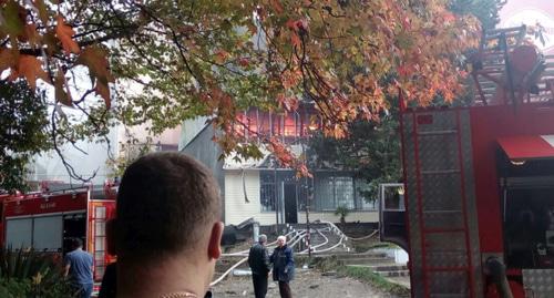 Пожар в общежитии в Центральном районе Сочи. Фото http://maks-portal.ru/proisshestviya-sochi/v-sochi-gorit-obshchezhitie-video