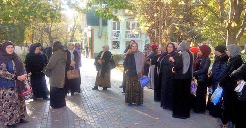 Около 30 женщин из селения Цухта пришли на центральную площадь Махачкалы и потребовали встречи с главой Дагестана. 15 ноября 2017 г. Фото: https://chernovik.net