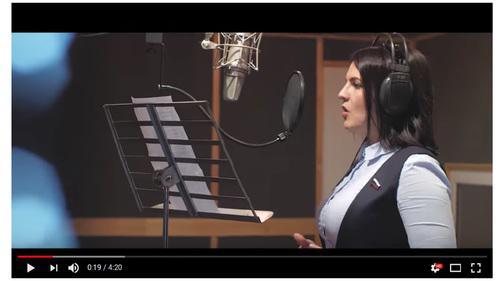 Скриншот из клипа на песню, исполняемую Анной Кувычко и волгоградскими кадетами