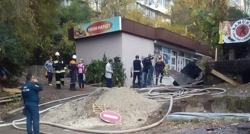 Ликвидация пожара в сочинском общежитии. Фото Светланы Кравченко для "Кавказского узла"