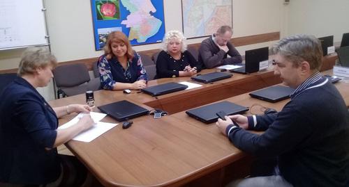 Михаил Долиев подает новую заявку об инициативе проведения референдума. Фото Елены Гребенюк для "Кавказского узла"