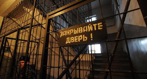Табличка "Закрывайте дверь" в месте лишения свободы. Фото Елена Синеок. ЮГА.ру, https://www.yuga.ru/news/423259/