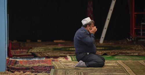 Верующий во время молитвы. Фото © Елена Синеок, ЮГА.ру