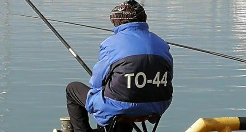 Рыбак в морпорту Сочи. Фото Светланы Кравченко для "Кавказского узла"
