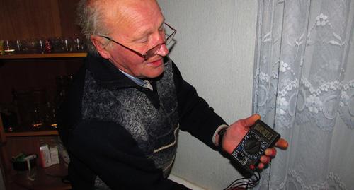 Николай Тамилов показывает как" плавает" напряжение в электросети его дома