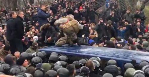 Кадр из видеозаписи освобождения Михаила Саакашвили. Кадр из видео пользователя 
Новостник Channel
https://www.youtube.com/watch?v=EZ_dohQpfz8