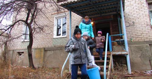 Многодетная семья Прудевич у своего дома. Фото Вячеслава Ященко для "Кавказского узла"