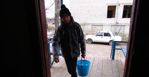 Два раза в день сын Елены Артем (13 лет) ходит за водой к колодцу, расположенному на соседней улице. Фото Вячеслава Ященко для "Кавказского узла"