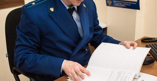 Сотрудник прокуратуры. Фото © Елена Синеок, Юга.ру