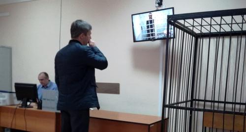 Батманов общается со своим адвокатом посредством конференц-связи. Фото Татьяны Филимоновой для "Кавказского узла"