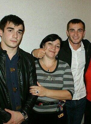 Малика Гендергуноева с сыновьями. Слева направо: Адам (погиб), Малика и Анзор. Фото предоставлено родственниками.