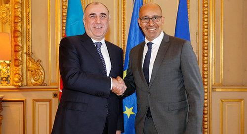 Арлем Дезир (справа) и министр иностранных дел Азербайджана Эльмар Мамедъяров. Фото http://www.mfa.gov.az/news/878/4116