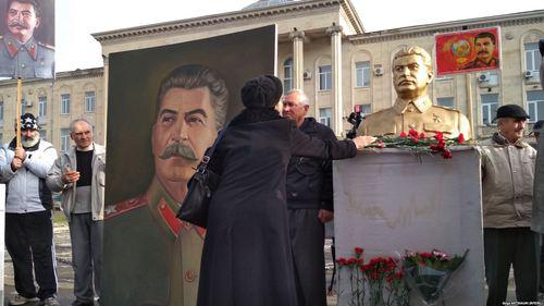 Акция памяти Сталина в Гори 21 декабря 2017. © Radio Tavisupleba/ Goga Aptsiauri. https://www.radiotavisupleba.ge/a/stalinis-dabadebis-dge-gorshi/28931395.html