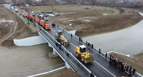 Открытие автомобильного моста, соединяющего две части чеченского города Урус-Мартан, 21 декабря 2017 года. Стоп-кадр видео ЧГТРК "Грозный" https://www.youtube.com/watch?v=VFWBepuATUM
