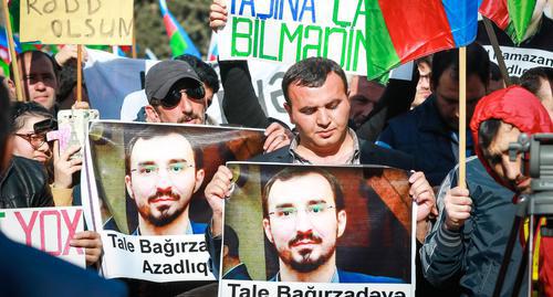 Плакаты с портретом лидера движения "Мусульманское единство" Талеха Багирзаде. Баку, 8 апреля 2017 г. Фото Азиза Каримова для "Кавказского узла"