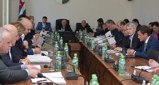 Вопрос о вотуме недоверия премьеру Абхазии объединил депутатов