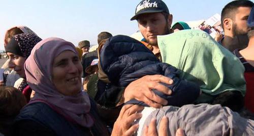 Возвращение женщин и детей из Сирии в Чечню. Грозный, 21 октября 2017 года. Кадр из видео пользователя Россия 24
https://www.youtube.com/watch?v=Au-M3DuD-9I