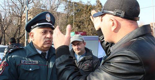 Участник акции общается с сотрудником полиции. Ереван, 7 января 2018 г. Фото Тиграна Петросяна для "Кавказского узла"