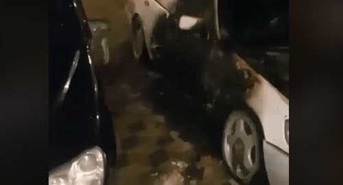 Машины "Мерседес", посеченные осколками во время взрыва во дворе дома Хазбиевых. Фото: скриншот видео с места взрыва, https://www.facebook.com/hazbiev.m/videos/1797762940282488