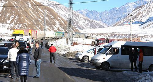 Водители и пассажиры ожидают открытия Военно-Грузинской дороги. Фото Ахмеда Альдебирова для "Кавказского узла"