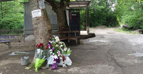 Цветы на месте убийства Гиги Отхозории. Фото: Tamar Zantaraia (RFE/RL)
