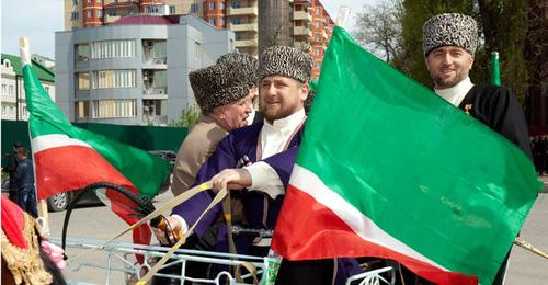 Рамзан Кадыров (слева) в национальном костюме. Фото: REUTERS/S.Dal 