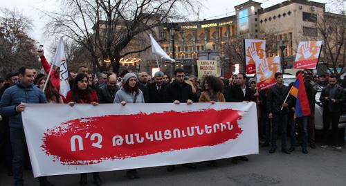 Надпись на плакате "Нет подорожаниям!" Фото Тиграна Петросяна для "Кавказского узла"