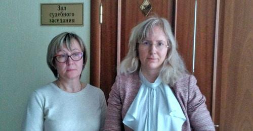Мама Максима Панфилова (слева) и адвокат Мария Куракина. Фото Елены Гребенюк для "Кавказского узла"