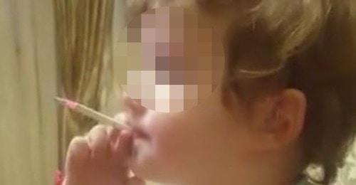 Скриншот из видеоролика с курящим ребенком. Фото https://www.facebook.com/groups/respublikaalania/permalink/197991943232979