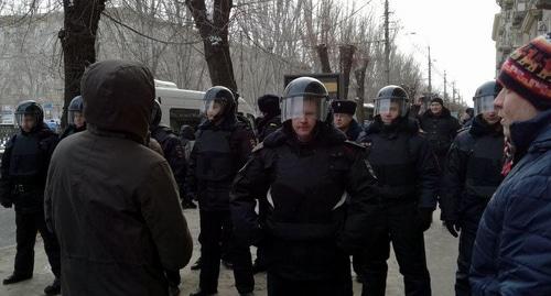 Полицейские преградили дорогу участникам шествия. Волгоград, 28 января 2018 года. Фото Татьяны Филимоновой для "Кавказского узла".
