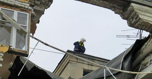 Сотрудник МЧС  на крыше разрушенного дома. Волгоград, 16 мая 2018 г. Фото Татьяны Филимоновой для "Кавказского узла"