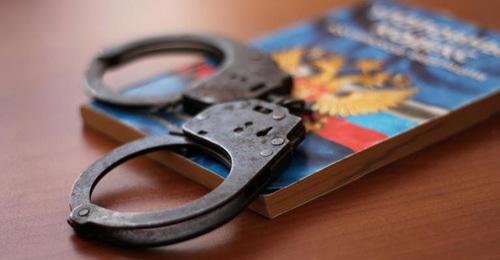 Уголовный кодекс и наручники. Фото: Валентина Мищенко / Югополис