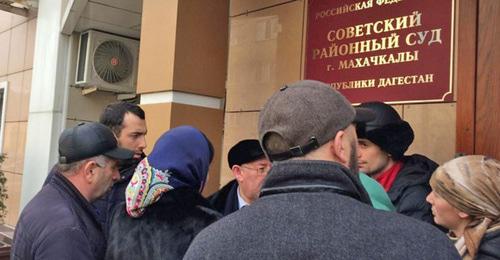 Родственники обвиняемых ожидают решения у здания Советского суда в Махачкале. Декабрь 2017 г. Фото: North Caucasus Service (RFE/RL)
