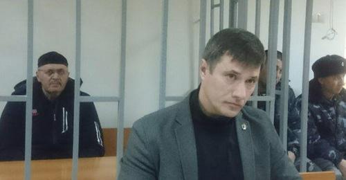 Оюб Титиев (слева) и его адвокат Петр Заикин. Фото: Пресс-служба ПЦ Мемориала