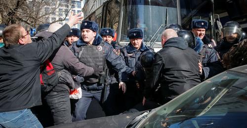 Задержание сторонников Навального. Москва, 26 марта 2017 г. Фото: REUTERS/Maxim Shemetov