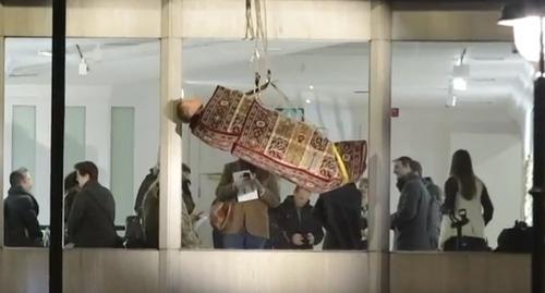 Акцию в поддержку геев Чечни художник провел возле арт-галереи. Фото: скриншот видео BBC, https://www.youtube.com/watch?v=dkw8NE8Rj0M
