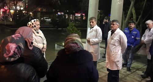 Представители Минздрава около здания больницы после массового расстрела верующих в Кизляре. Фото http://minzdravrd.ru/