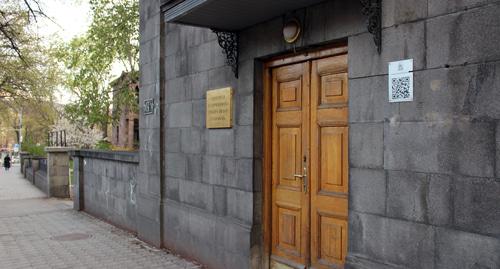 Вход в парламент Армении. Фото Армине Мартиросян для "Кавказского узла"