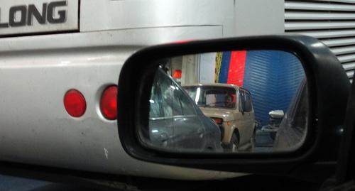 Отражение автомобилей на борту парома в боковом зеркале. Фото Нины Тумановой для "Кавказского узла"