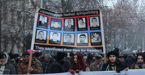 Плакат с фотографиями погибших в ходе разгона демонстрантов в 2008 году. Фото Тиграна Петросяна для "Кавказского узла". 