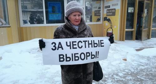 Участница пикета в Волгограде держит плакат с требованием честных выборов. 10 марта 2018 года. Фото Татьяны Филимоновой для "Кавказского узла".