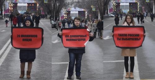 Активисты с плакатами в Краснодаре, коллаж. Фото: Александр Тимофеев, Свободные Медиа, https://freemedia.io/2018/03/3billboard