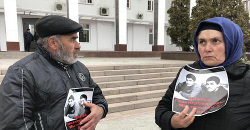 Родители убитых Гасангусейновых ждут приёма у здания правительства Дагестана. Махачкала, 12 марта 2018 г. Фото Патимат Махмудовой для "Кавказского узла"