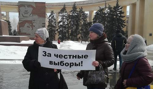 Участники акции держат плакат. Волгоград, 20 марта 2018 г. Фото Татьяны Филимоновой для "Кавказского узла"