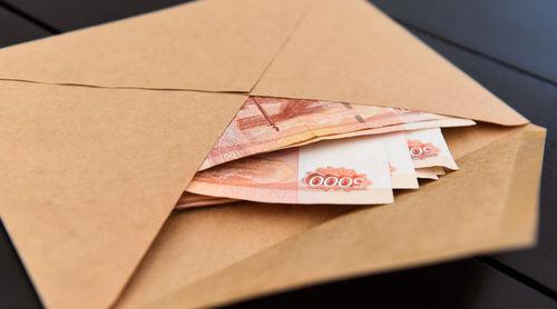 Денежные купюры в конверте. Фото Елены Синеок, Юга.ру https://www.yuga.ru/news/424428/

